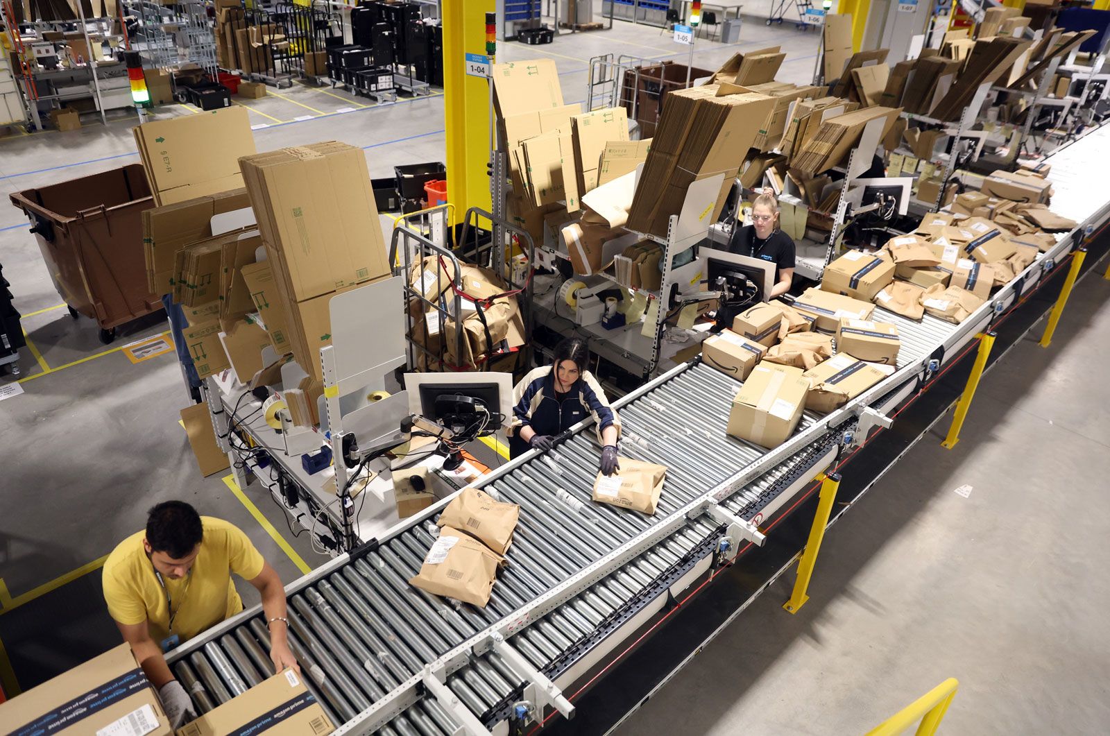 Amazon Employees Sort Boxes Amazon Robotic Fulfillment Centre Sutton Coldfield England 2023-Bitrabo